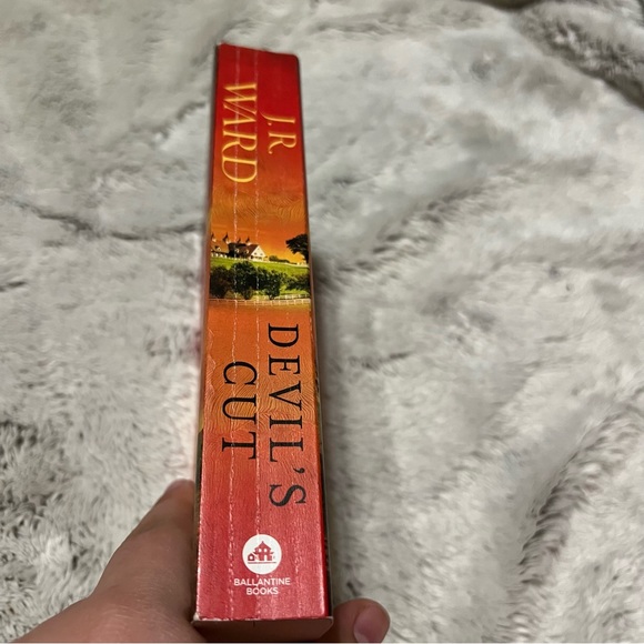 🌴Devil’s Cut by J.R. Ward Paperback Book - Picture 2 of 4